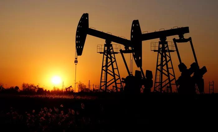 Πετρέλαιο: Με μικρές απώλειες παραμένει κοντά στα $90 το Brent – Πιέσεις από τη Βενεζουέλα, νευρικότητα για το Ορμούζ