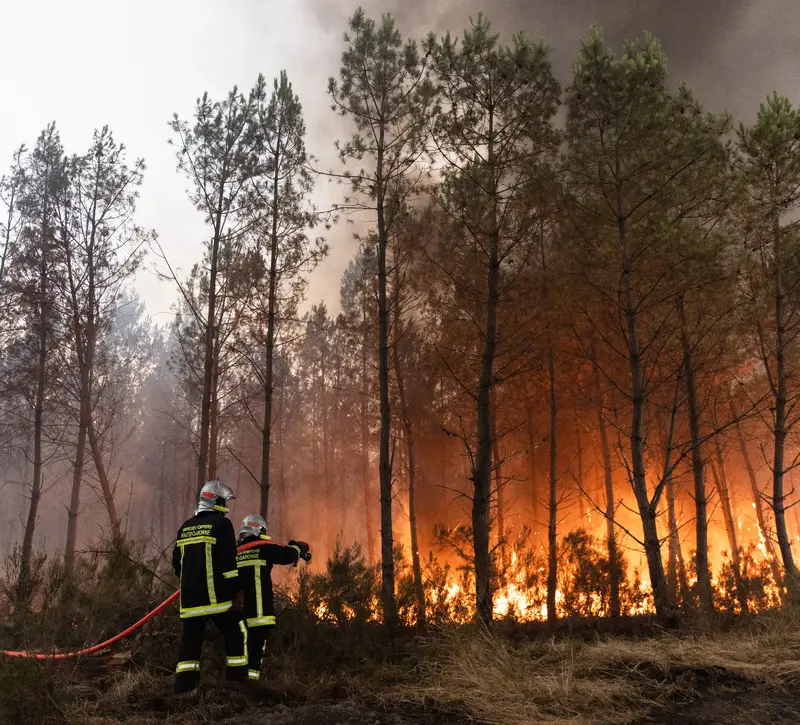 Γαλλία και Ισπανία ετοιμάζουν πακέτα στήριξης για τους πυρόπληκτους – Χιλιάδες εκτοπισμένοι, νέος καύσωνας προ των πυλών