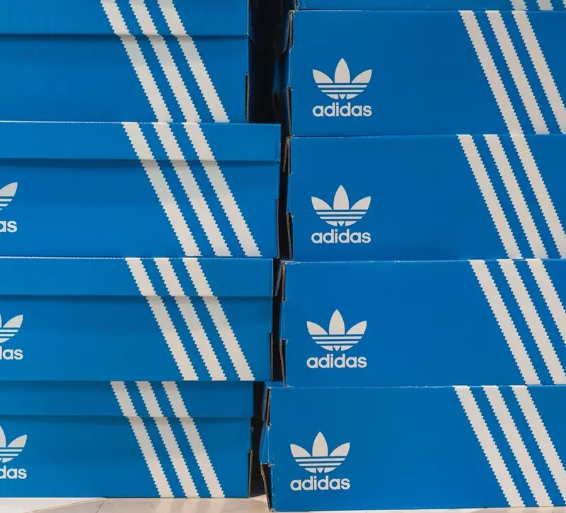 Adidas: Πωλήσεις €6,6 δισ. με ώθηση από το ποδόσφαιρο – Αντοχή στους δασμούς Τραμπ