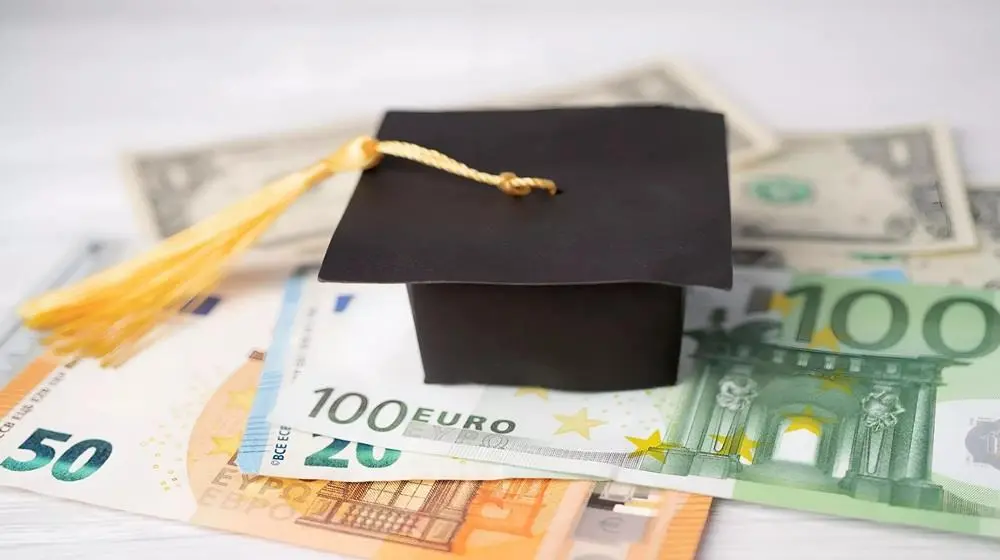 Χωρίς εξασφαλισμένη χρηματοδότηση η αύξηση των κρατικών υποτροφιών, λέει η Ελεγκτική