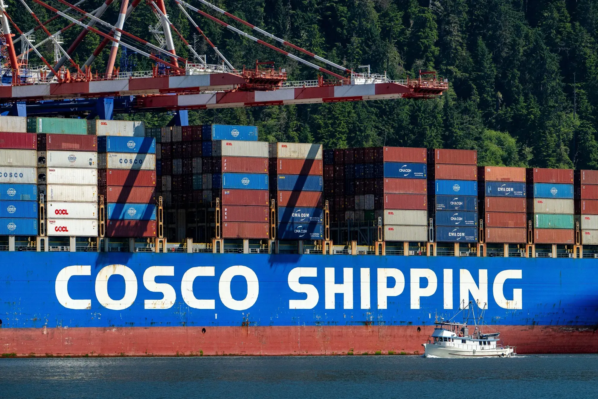 Στενά του Ορμούζ: Δύο πλοία της Cosco επιχειρούν ξανά έξοδο από τον αποκλεισμένο διάδρομο