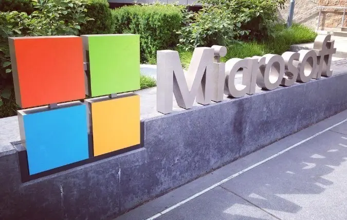 Microsoft: Άλμα εσόδων από cloud και AI – Το ορόσημο των $100 δισ. πέρασε πρώτη φορά το Azure