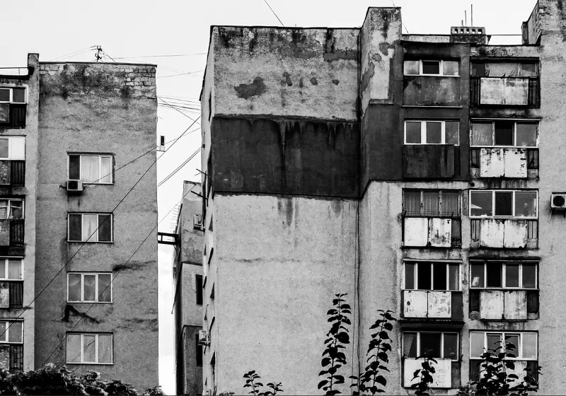 Στο μικροσκόπιο της Βουλής οι επικίνδυνες οικοδομές: Η πρόταση που αυστηροποιεί το πλαίσιο