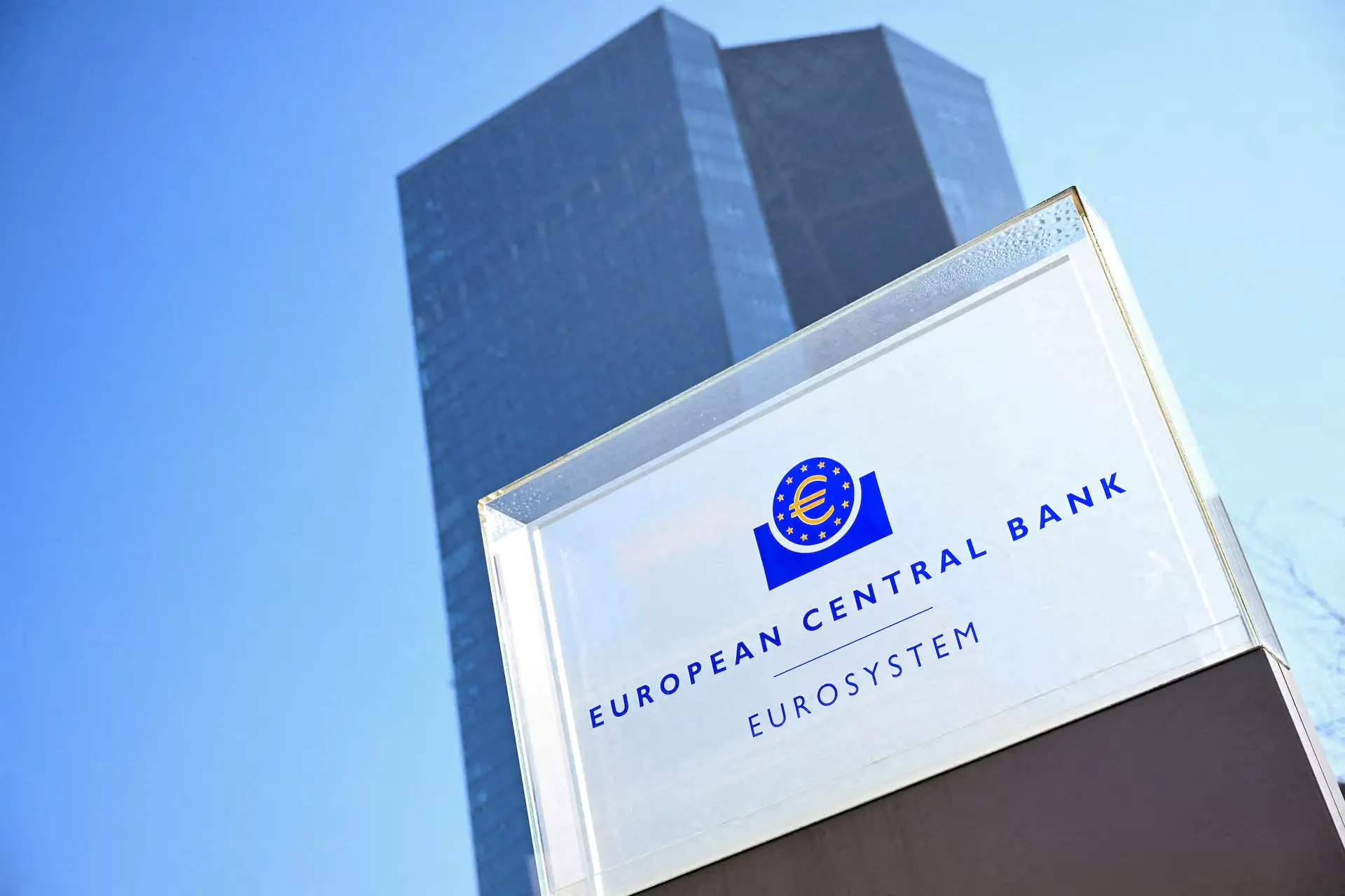 Το πετρέλαιο τινάζει στον αέρα τους σχεδιασμούς της ΕΚΤ