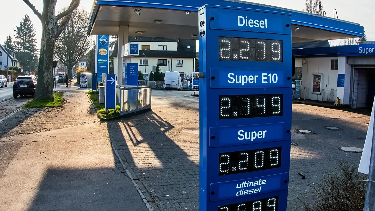 FT: Η Κομισιόν επεξεργάζεται σχέδιο για δελτίο στα καύσιμα και απελευθέρωση αποθεμάτων πετρελαίου