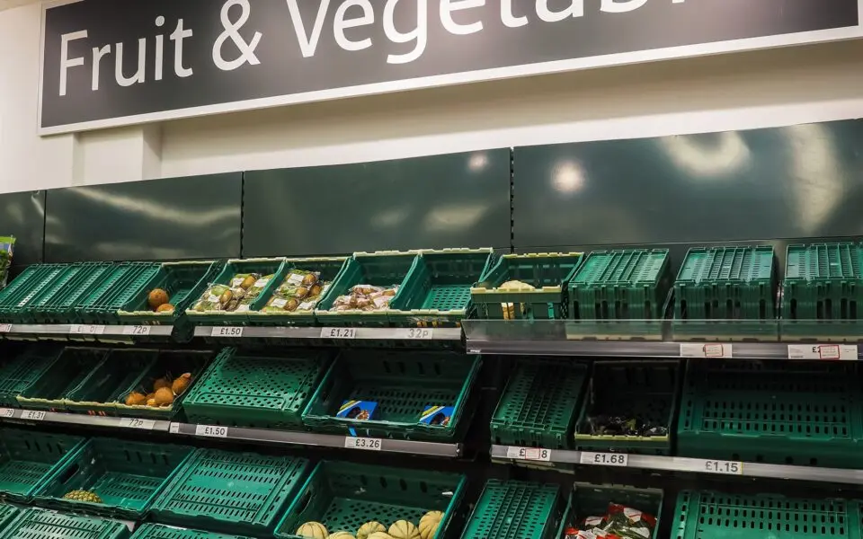 Αδειάζουν και πάλι τα ράφια στη Βρετανία