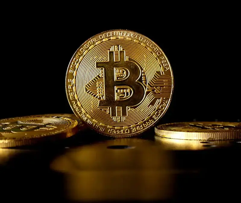Ανακάμπτει η αγορά κρυπτονομισμάτων – Πάνω από τα 71.000 δολάρια το Bitcoin