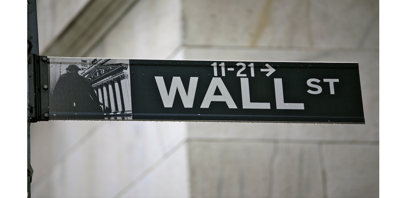 Wall Street: Η σκιά του πολέμου και το φάντασμα του Sell in May απειλούν τα ρεκόρ