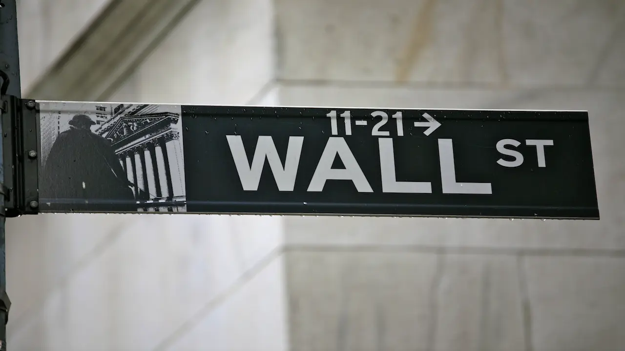 Wall Street: Η σκιά του πολέμου και το φάντασμα του Sell in May απειλούν τα ρεκόρ