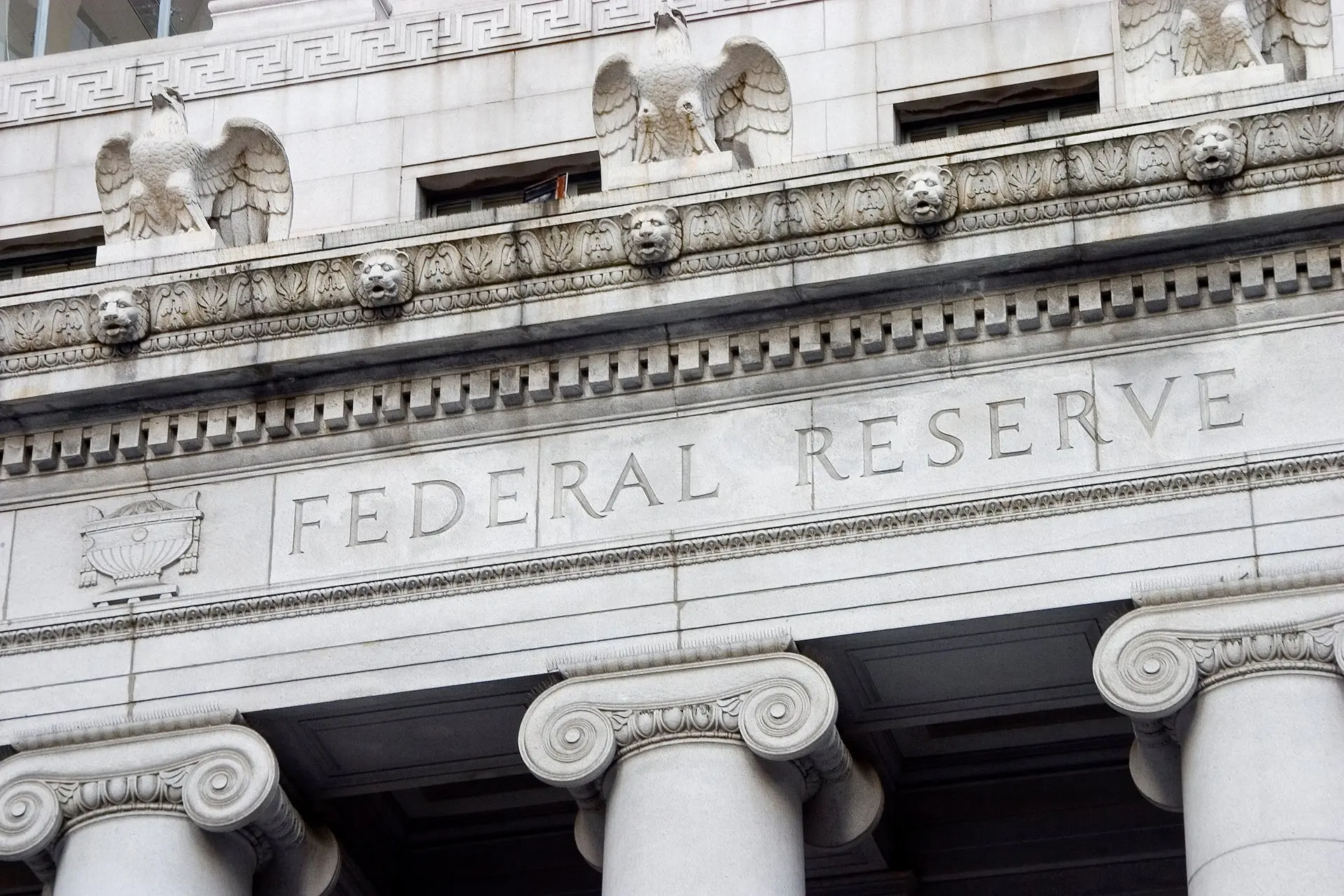 Fed: Τα στοιχεία για τις προσλήψεις γέρνουν τη ζυγαριά στον πληθωρισμό