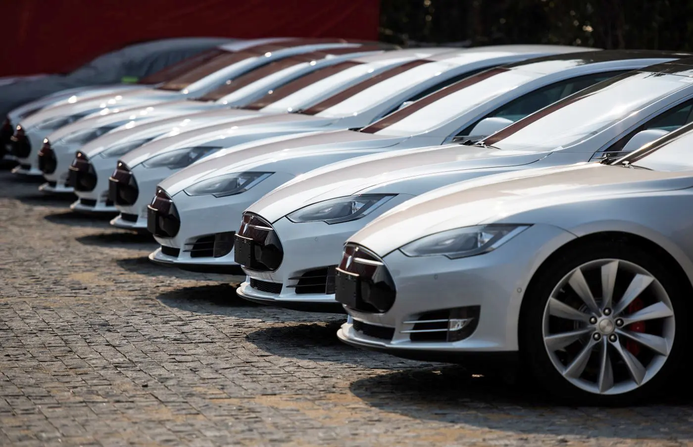 Η Tesla πιάνει κορυφή στην αγορά αυτοκινήτου