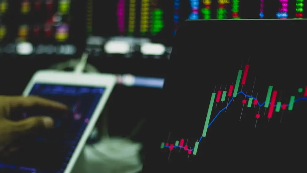 Βρετανία: Γίνεται ασφαλές καταφύγιο για τους επενδυτές που τρομάζουν από το χάος στη Γαλλία