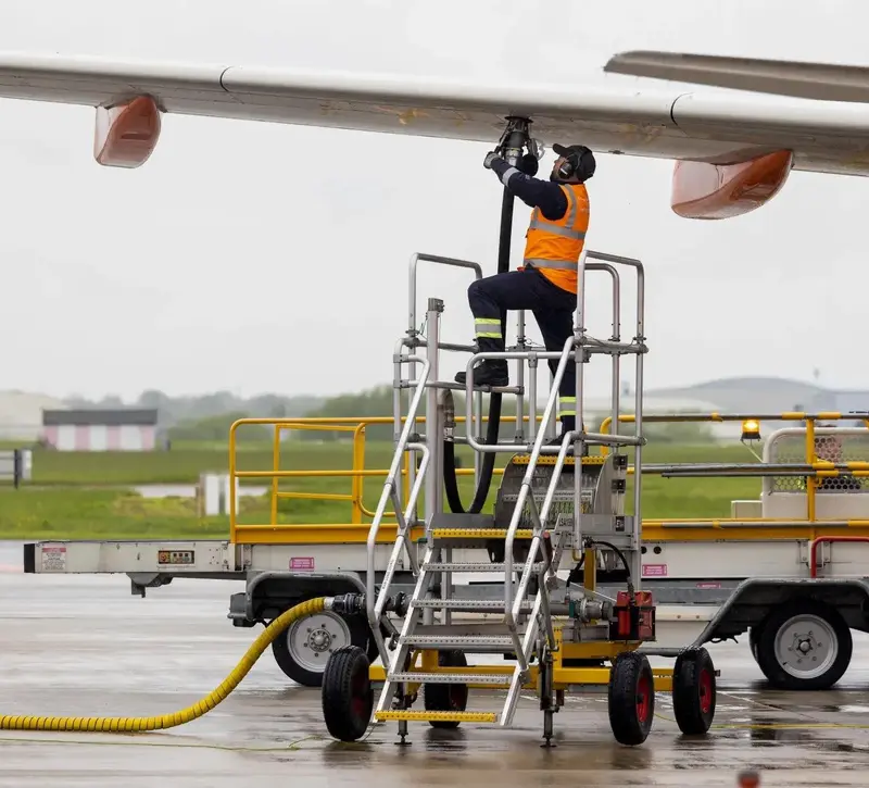 Επίτροπος ενέργειας: Σε ετοιμότητα για το jet fuel – 30 δισ. ευρώ επιπλέον κόστος για ορυκτά καύσιμα στην ΕΕ
