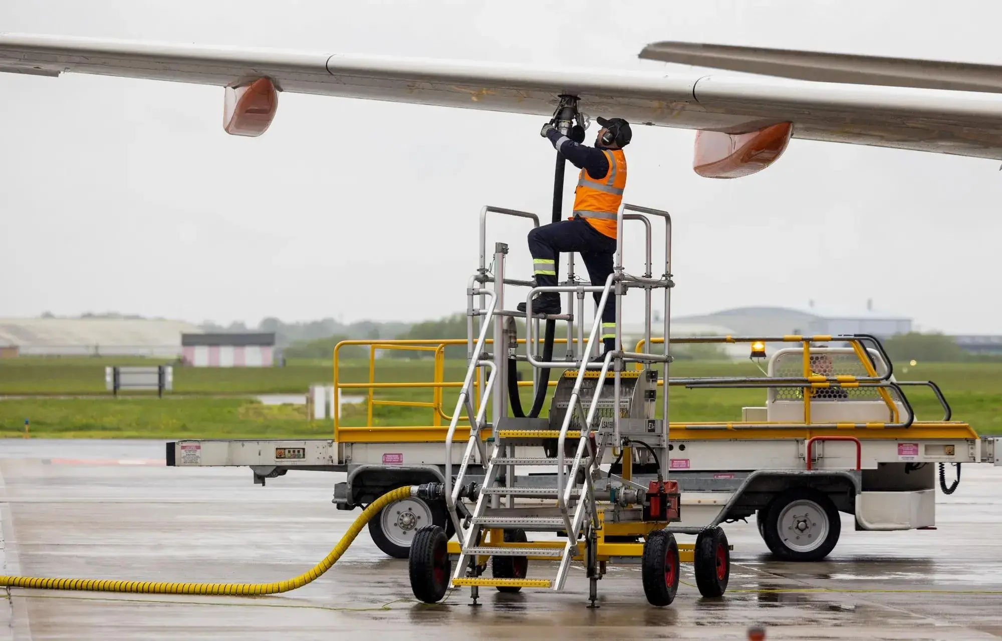 Επίτροπος ενέργειας: Σε ετοιμότητα για το jet fuel – 30 δισ. ευρώ επιπλέον κόστος για ορυκτά καύσιμα στην ΕΕ