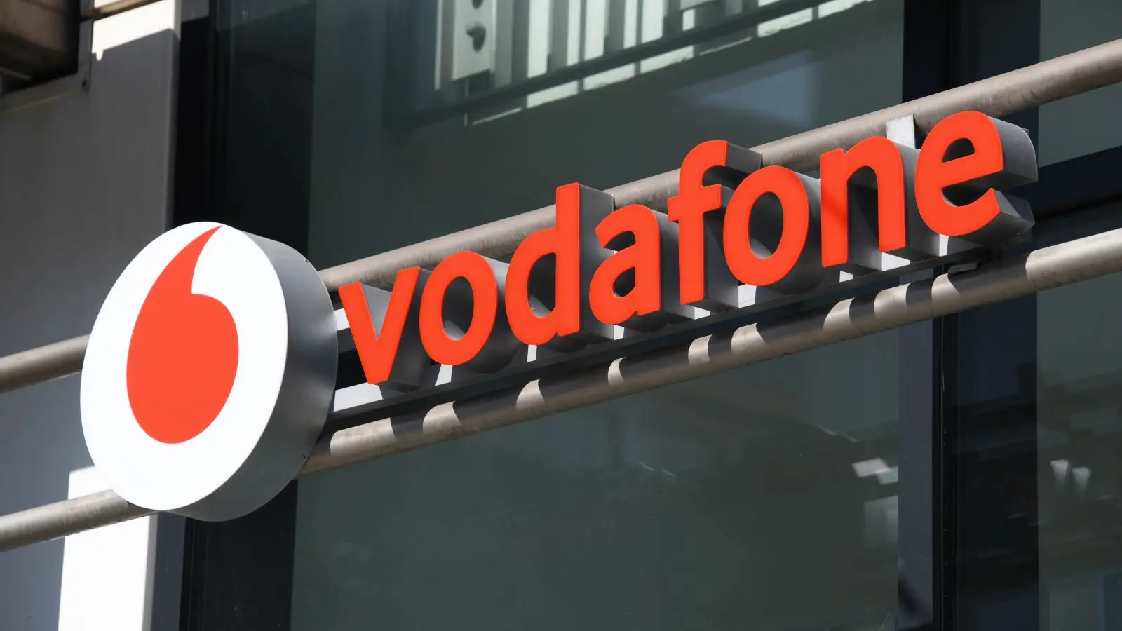 Vodafone: Αγοράζει το 49% της VodafoneThree έναντι $5,8 δισ. και ενισχύεται στο Ηνωμένο Βασίλειο