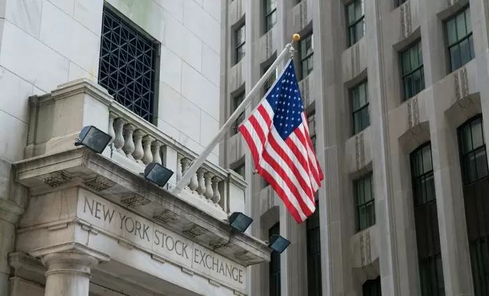 Wall Street: Πιέσεις από τα ισχυρά στοιχεία για την απασχόληση – Συνεχίζεται η φυγή από το AI