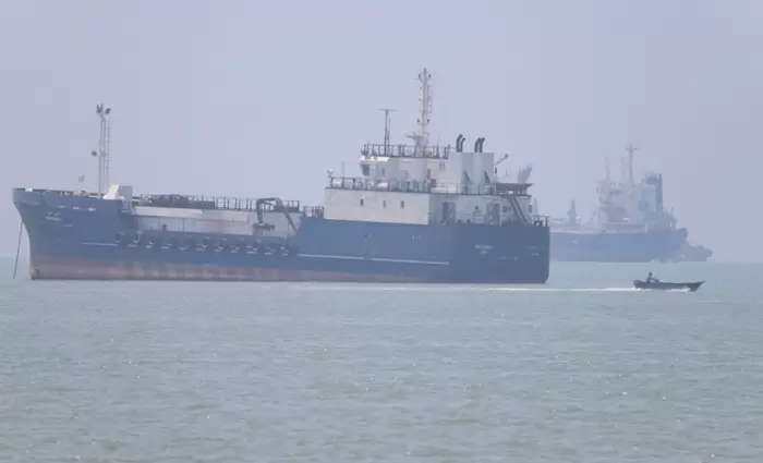 Δεξαμενόπλοια LNG ετοιμάζονται να διέλθουν τα Στενά του Ορμούζ υπό την προστασία των αμερικανικών δυνάμεων