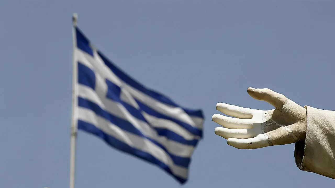 Bloomberg: Το ελληνικό χρέος δεν είναι πια το φόβητρο της Ευρώπης
