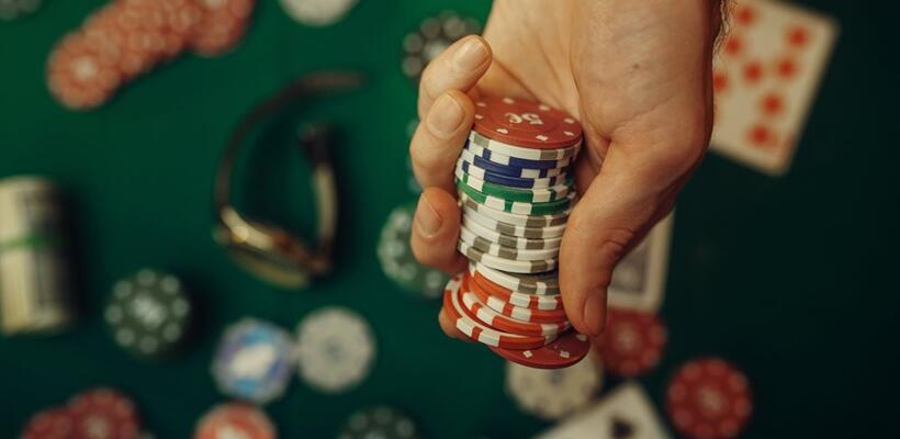 Ελλάδα: Στο στόχαστρο μηνύσεων γνωστοί influencers για προώθηση παράνομου τζόγου