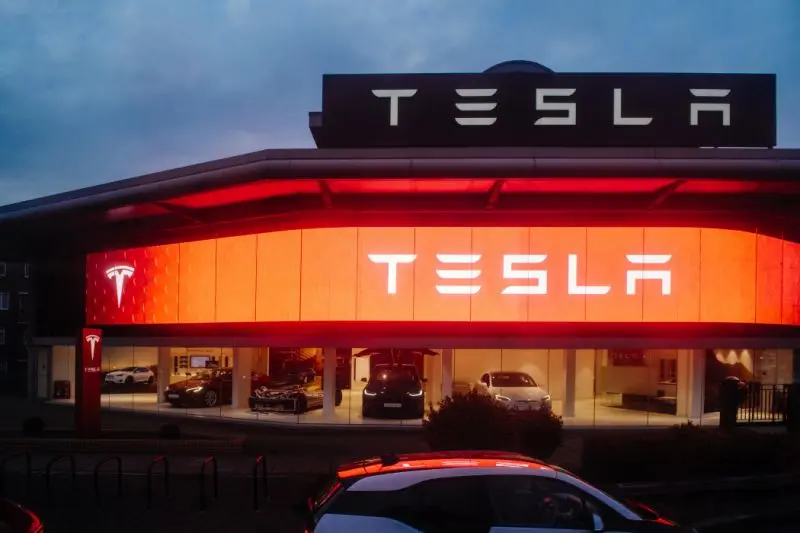 Ρευστότητα $2 δισ. αναζητεί η Tesla