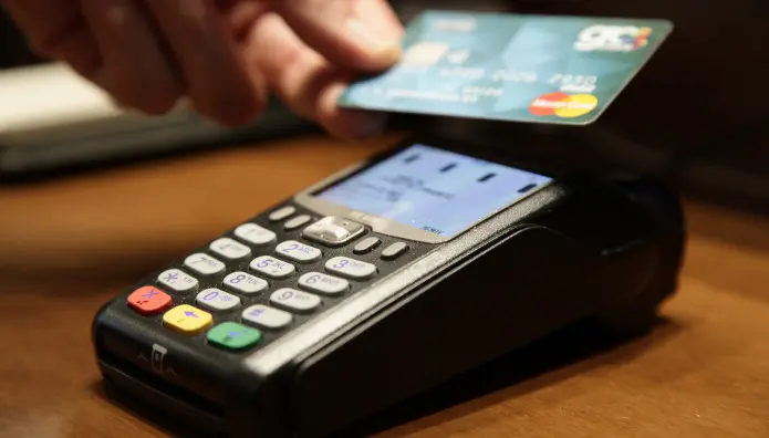 Αυξάνεται το πρόστιμο για επιχειρήσεις που δεν δέχονται πληρωμή με κάρτα