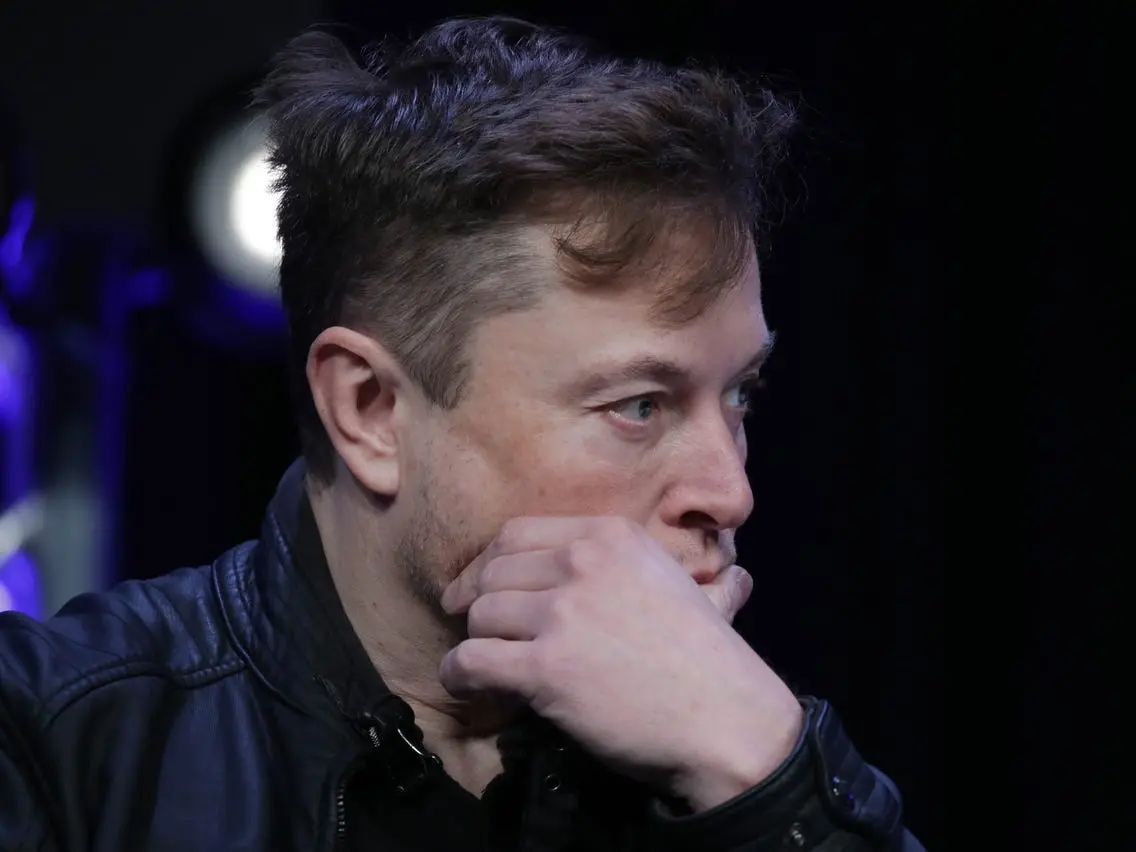 Σε αποζημιώσεις η Tesla για εκβιασμό και απόλυση υπαλλήλου