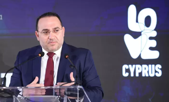 Δεν υπήρξε καν σκέψη για μείωση προγραμμάτων προς Κύπρο, λέει ο Υφ. Τουρισμού – Τα μηνύματα από Βερολίνο