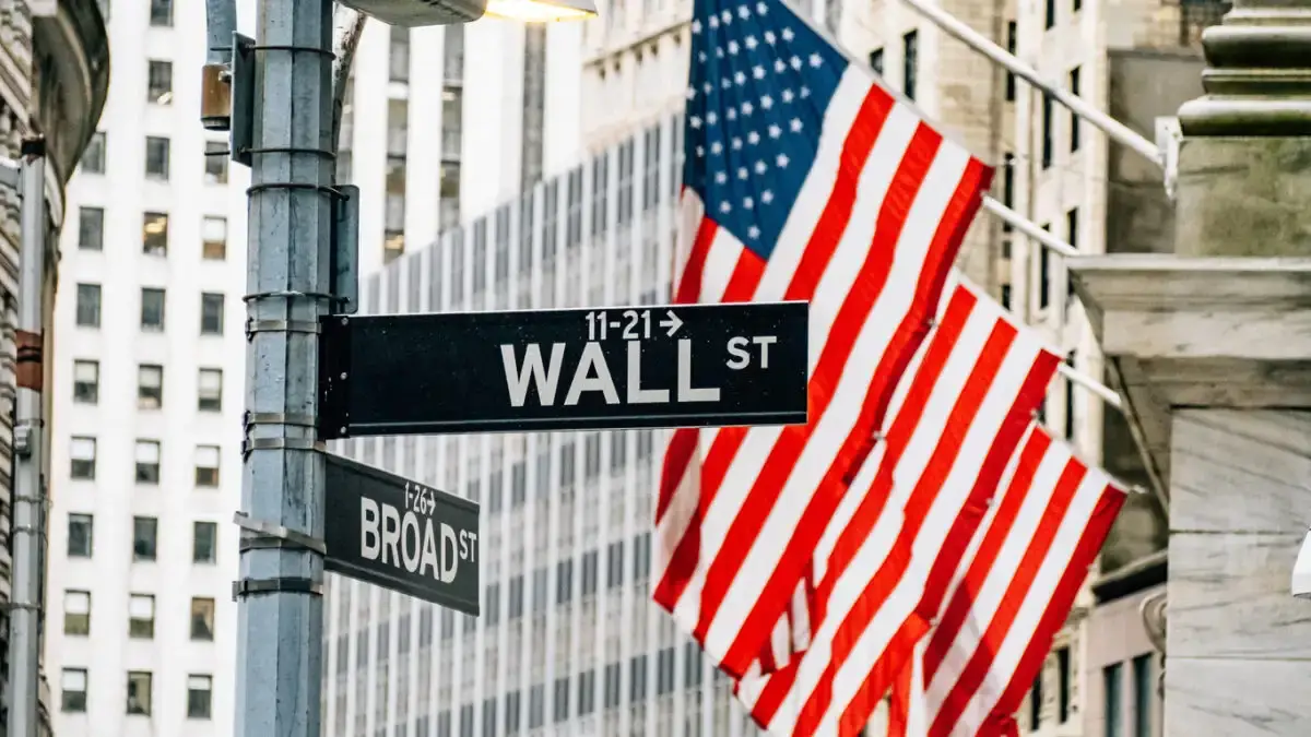 Wall Street: Προς νέα ρεκόρ με καταλύτες το AI και τις ελπίδες για ειρήνη στη Μ. Ανατολή