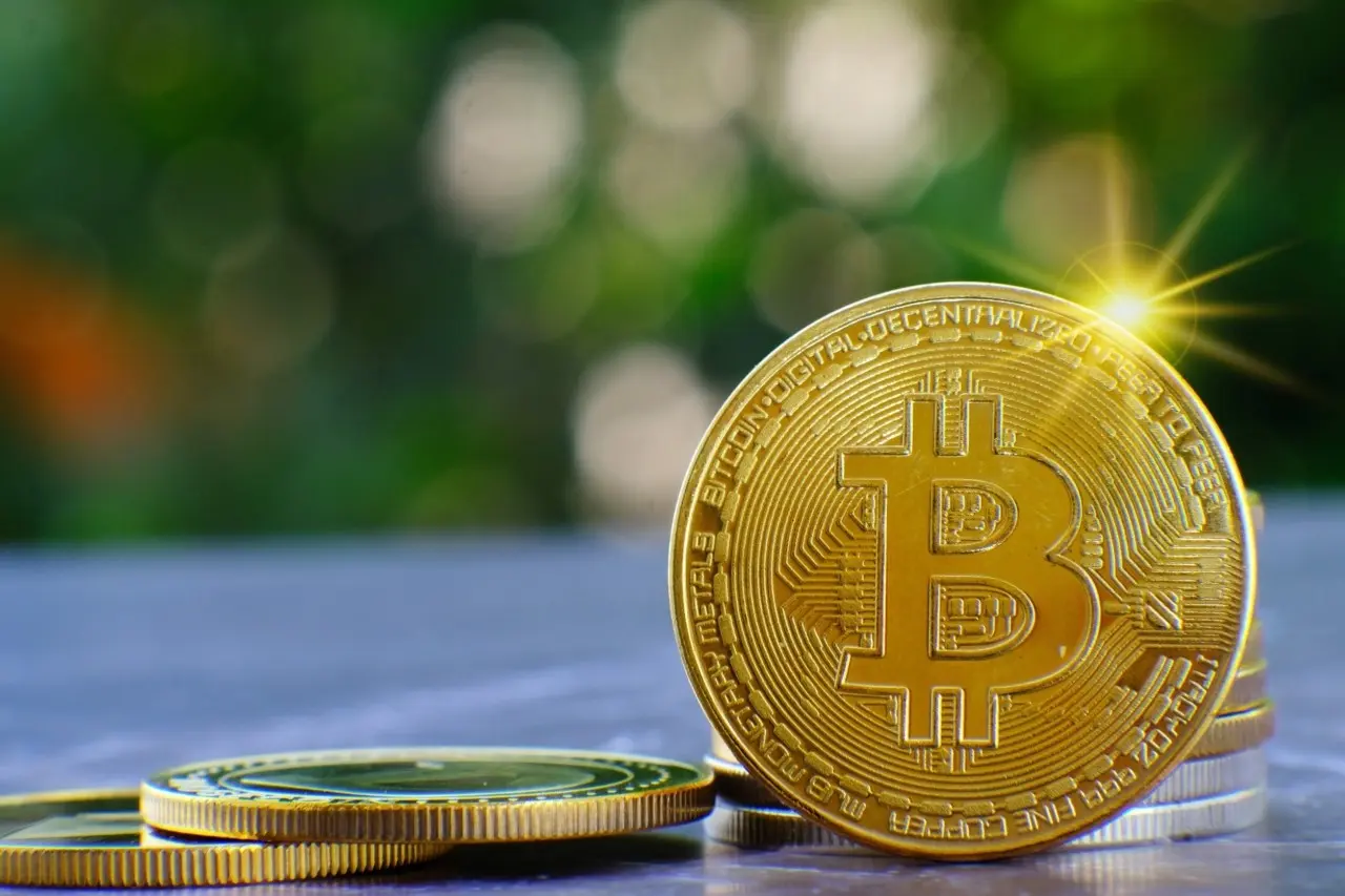 Στα $70.700 το bitcoin: Επιφυλακτικοί οι επενδυτές παρά την εβδομαδιαία άνοδο