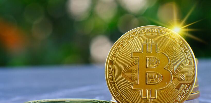 Στα $70.700 το bitcoin: Επιφυλακτικοί οι επενδυτές παρά την εβδομαδιαία άνοδο