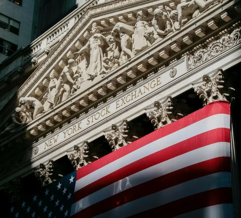 Wall Street: Διπλό πλήγμα από Μέση Ανατολή και απασχόληση – «Βυθίζεται» κατά 900 μονάδες ο Dow Jones