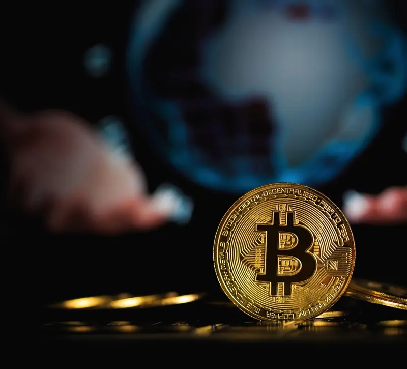 Ανεβαίνει το Bitcoin προς τα $70.000 παρά τις απειλές Τραμπ ότι θα διαλύσει το Ιράν