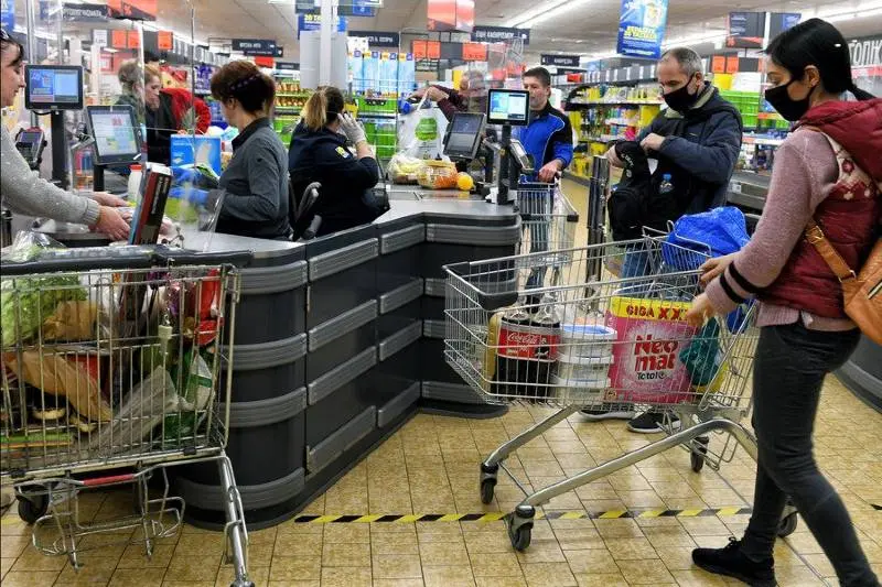 Ετοιμάζουν και το «εορταστικό καλάθι» στην Ελλάδα
