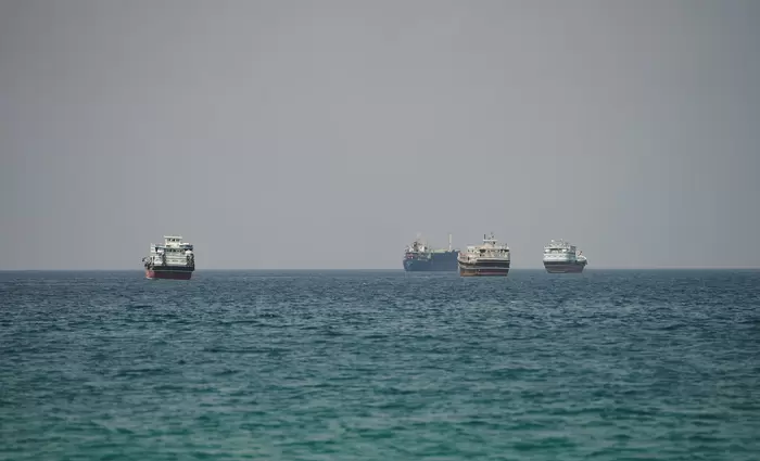 Ιράν – ΗΠΑ: Κλιμάκωση με επιθέσεις σε τάνκερ – Ανεβαίνει το πετρέλαιο, νέα απειλή για τα Στενά του Ορμούζ