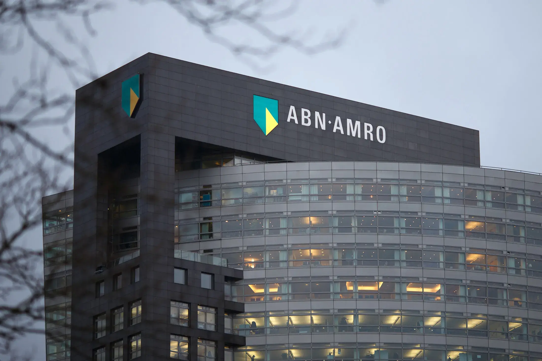 ABN Amro: Το Δημόσιο μειώνει τη συμμετοχή 10,5% – Ανοίγει ο δρόμος για ιδιωτικοποίηση