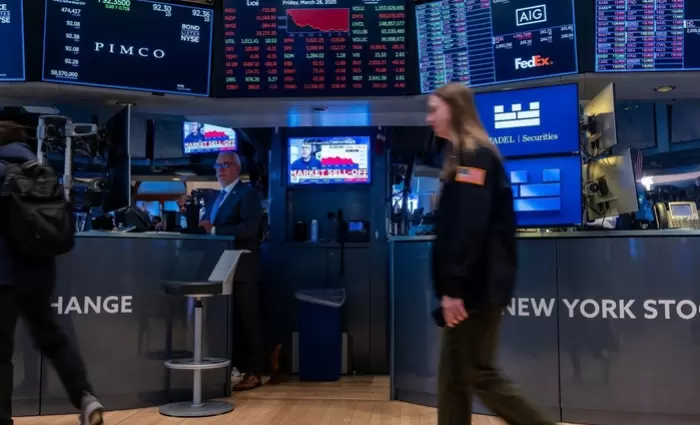Wall Street: Νέο ρεκόρ για τον Dow Jones πάνω από τις 53.000 μονάδες – Παραμένουν οι πιέσεις με φόντο την ΑΙ