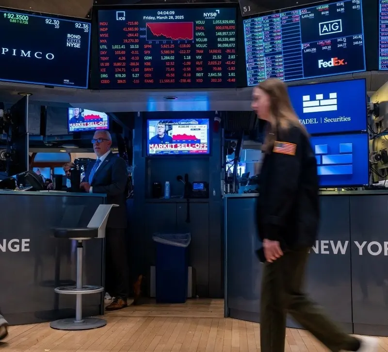 Wall Street: Νέο ρεκόρ για τον Dow Jones πάνω από τις 53.000 μονάδες – Παραμένουν οι πιέσεις με φόντο την ΑΙ