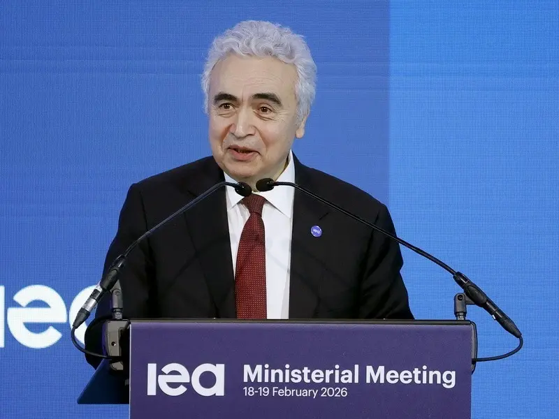 Μπιρόλ (ΔΟΕ): Στροφή στις AΠE – Η τρέχουσα κρίση είναι πιο σοβαρή από αυτές του 1973, του 1979 και του 2022 μαζί