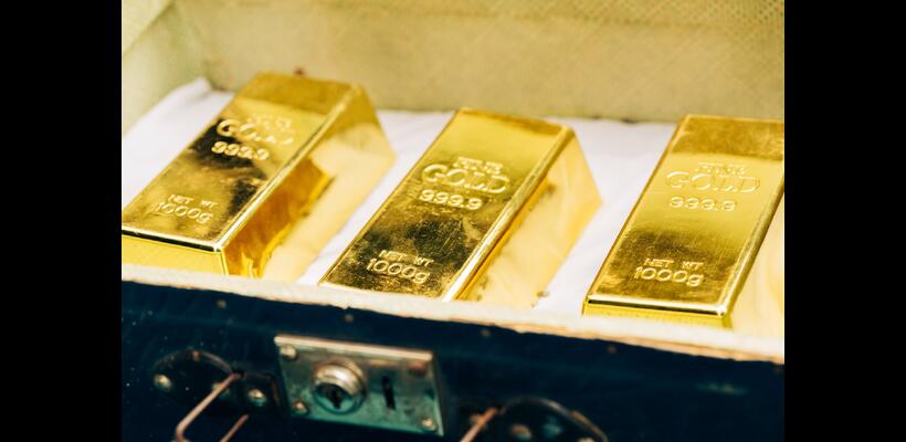 Χρυσός: Ήπια πτώση μετά από διήμερες απώλειες άνω του 2% με φόντο τις απειλές Τραμπ