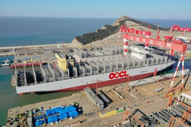 Στο νερό το νέο «οικολογικό» mega containership OOCL