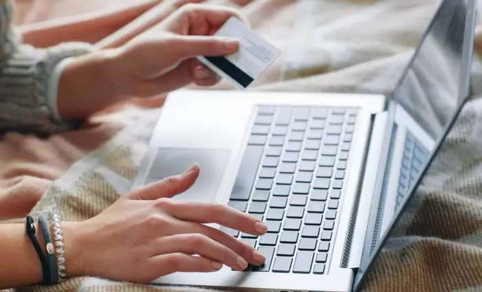 Οι Βρετανοί εγκαταλείπουν τα chatbots – Χάθηκαν 4,9 δισ. λίρες σε πωλήσεις λόγω ΑΙ