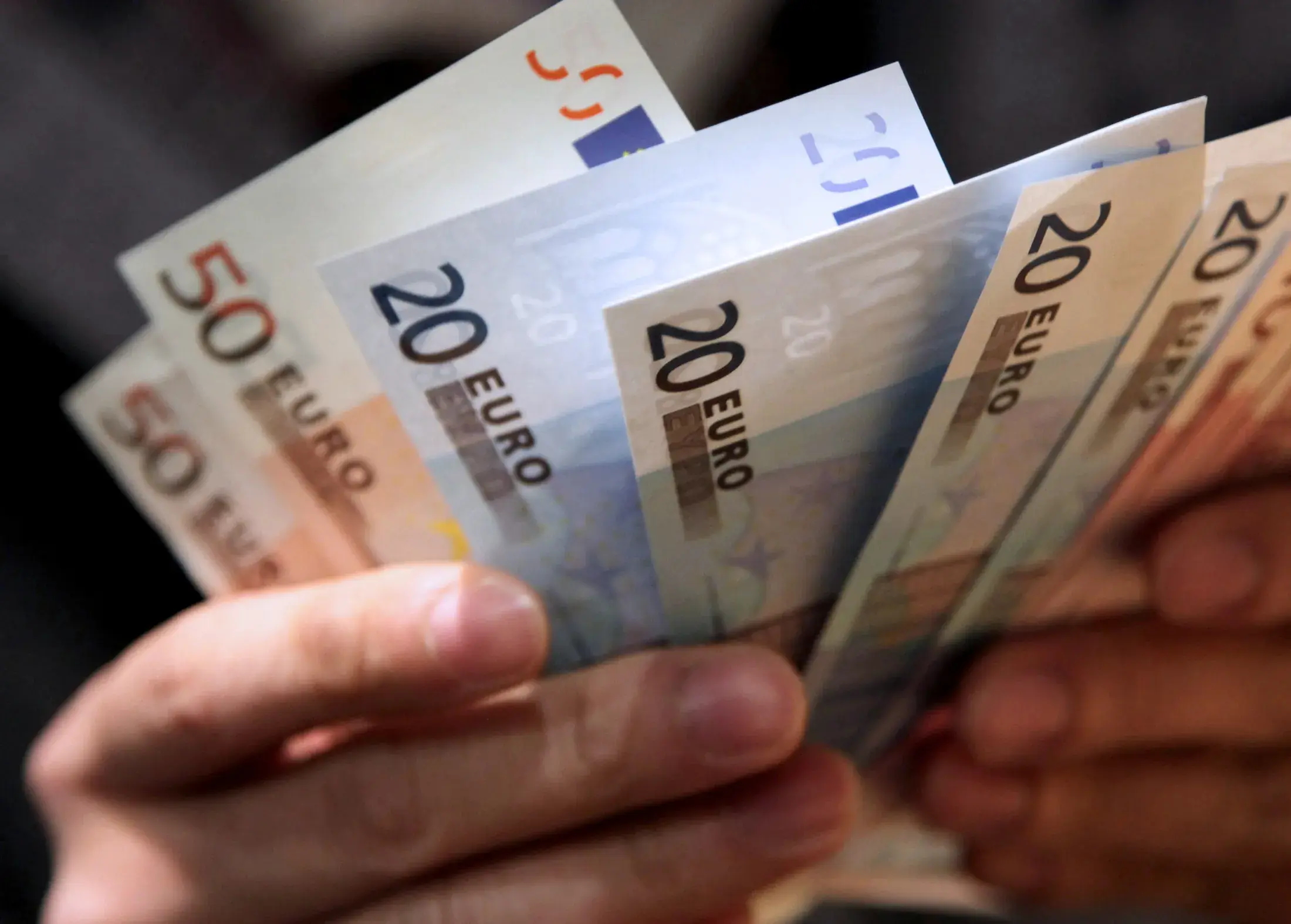 Μικρές αυξήσεις μισθών λόγω ΑΤΑ τον Ιούλιο - Τι υπενθυμίζει η ΟΕΒ