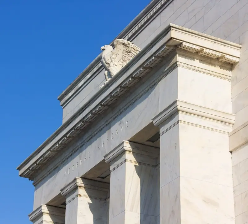 Γιατί οι κεντρικές τράπεζες αφήνουν τις αγορές να «παίξουν μπάλα»
