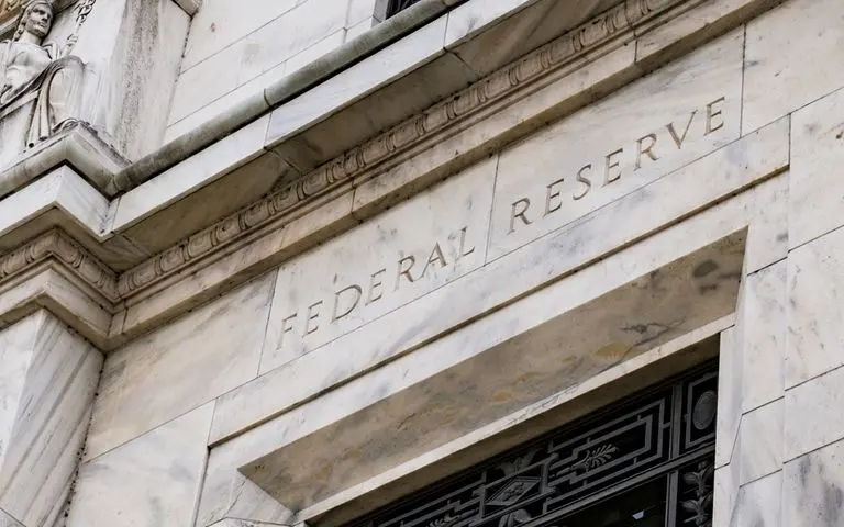 Fed: Βαθαίνει η διαφωνία για τα επιτόκια – Στο επίκεντρο η επίμονη ακρίβεια