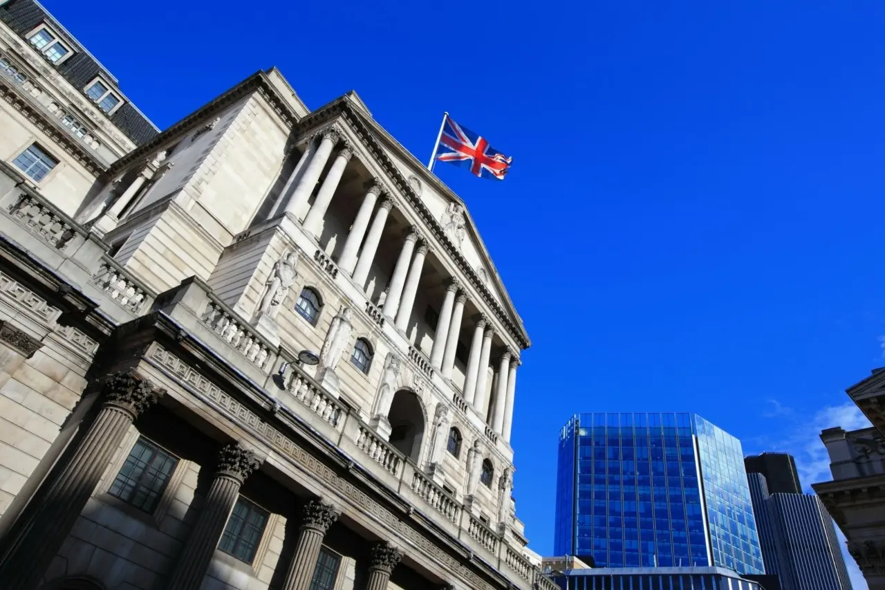 Τράπεζα της Αγγλίας: Οι traders «βλέπουν» σταθερά επιτόκια στο 4% για το 2025