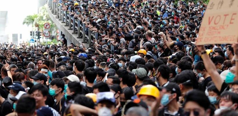 Χονγκ Κονγκ: Το Πεκίνο σχεδιάζει να αντικαταστήσει την επικεφαλής της κυβέρνησης