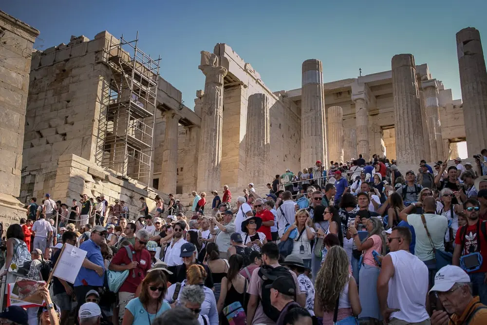 Φρένο στον υπερ-τουρισμό: Αθήνα και άλλες ευρωπαϊκές πόλεις λαμβάνουν μέτρα