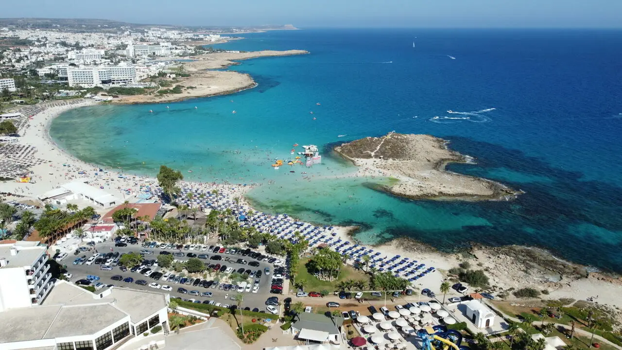 AFP: Ανακάμπτει η κυπριακή τουριστική βιομηχανία παρά τις προκλήσεις