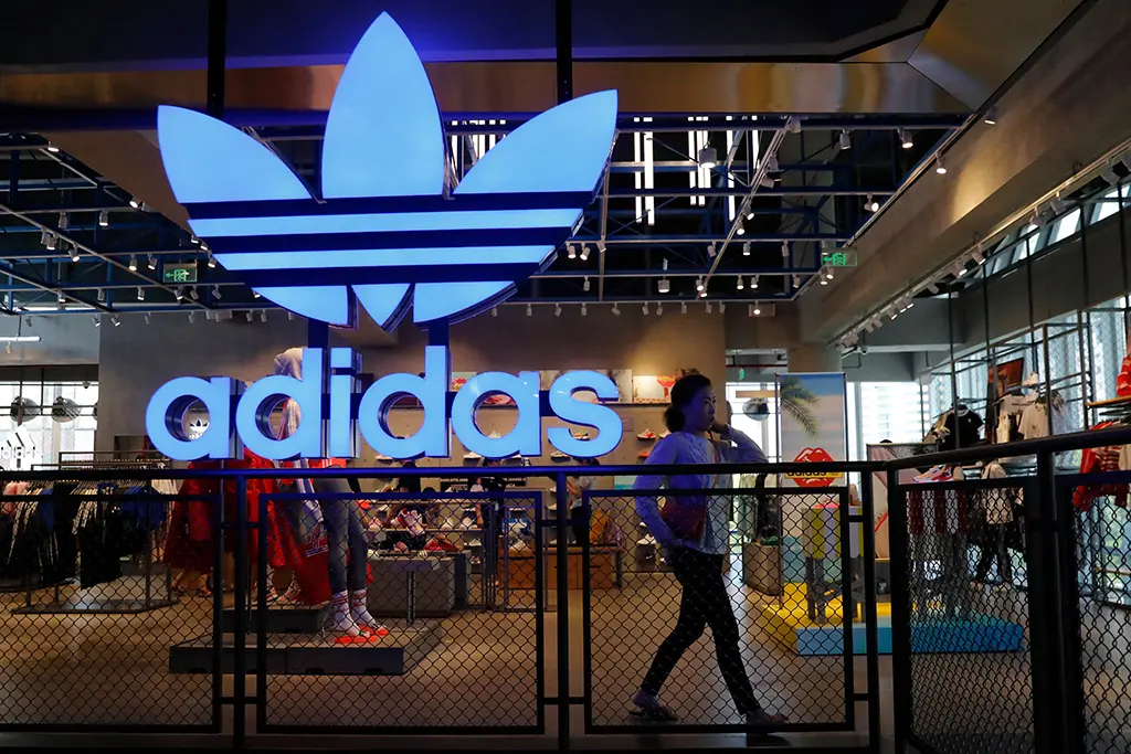 Η Adidas παίρνει δάνειο 3 δισεκατομμυρίων ευρώ