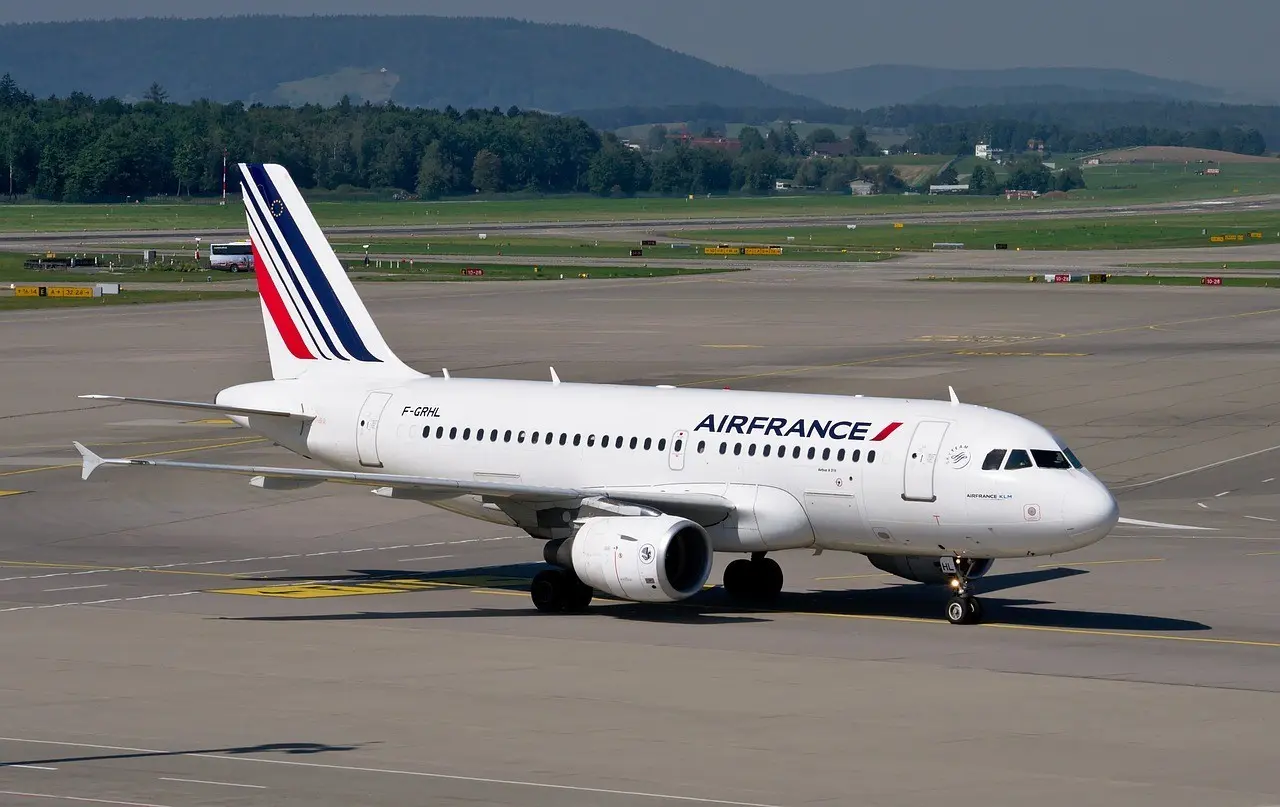Κλιματικοί στόχοι: Air France και Accor θα καταβάλουν ρήτρα σε ομολογιούχους, λόγω αποτυχία